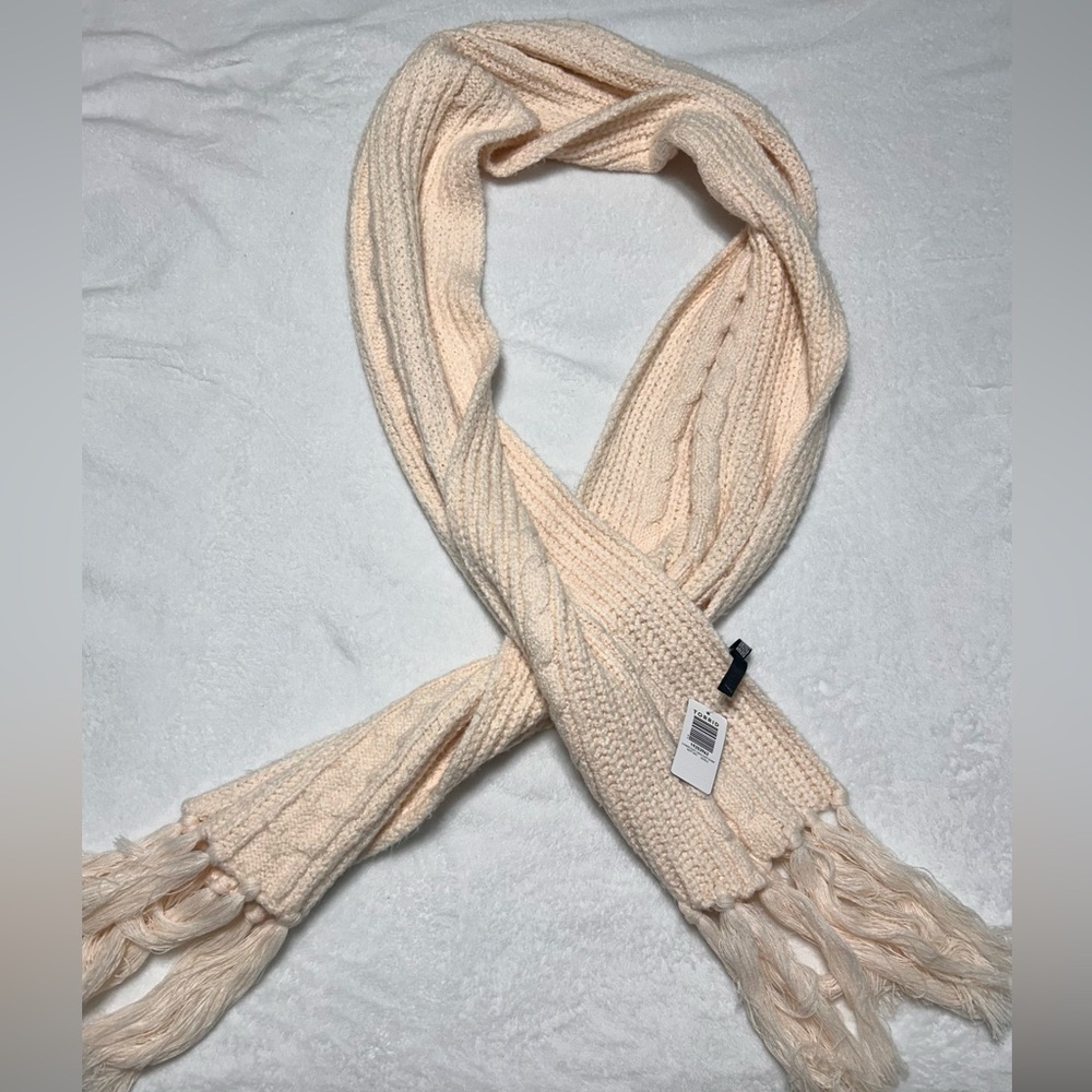 NWT… Torrid over sized (108 inches) powder puff cable knit scarf. Stunning piece